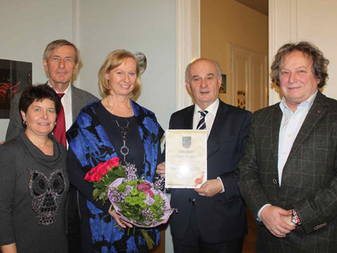Überreichung der Ehrenurkunde an das Vorstandsmitglied des Behindertenverbandes Währing - Döbling Dr. Susanne Frei